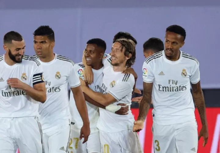 Jugadores del Real Madrid esperan levantar el título como local. Foto:EFE