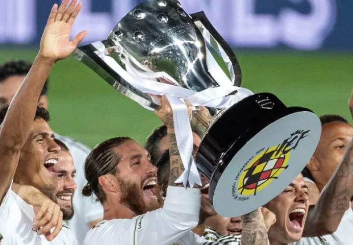  Sergio Ramos levanta el trofeo como campeones. Foto:EFE