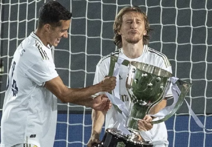 Lucas Vásquez y Modric con la copa. Foto:EFE