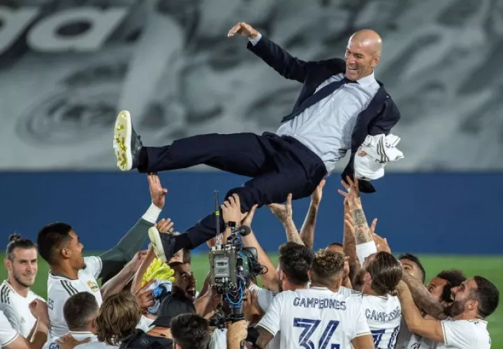 Zidane celebra con los jugadores. Foto:EFE