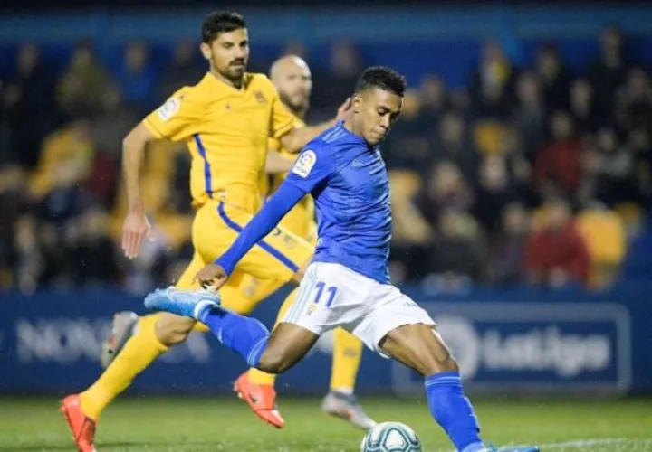 Édgar Yoel Bárcenas (azul) del Real Oviedo. Foto:@RealOviedo
