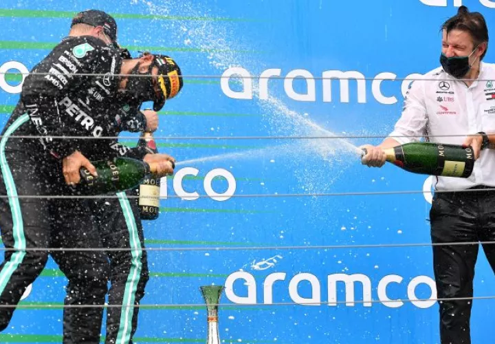 Lewis Hamilton  y Valtteri Bottas de Mercedes AMG GP y celebran en el podio el Gran Premio de Fórmula Uno de Hungría, Foto:EFE