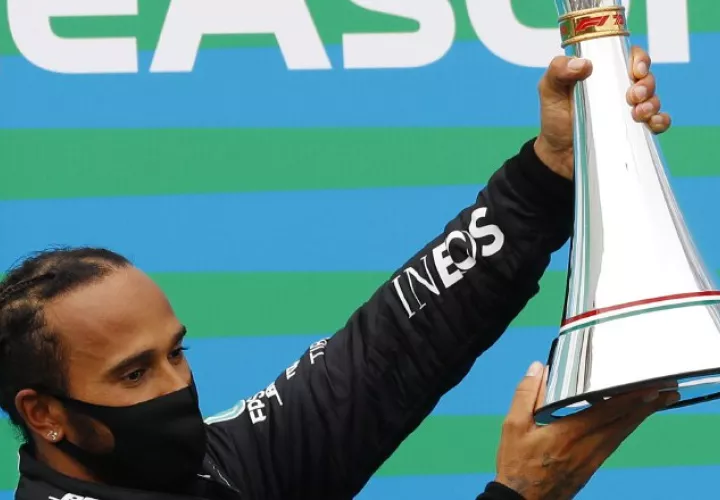 Lewis Hamilton festeja su triunfo en Hungría. Foto:EFE