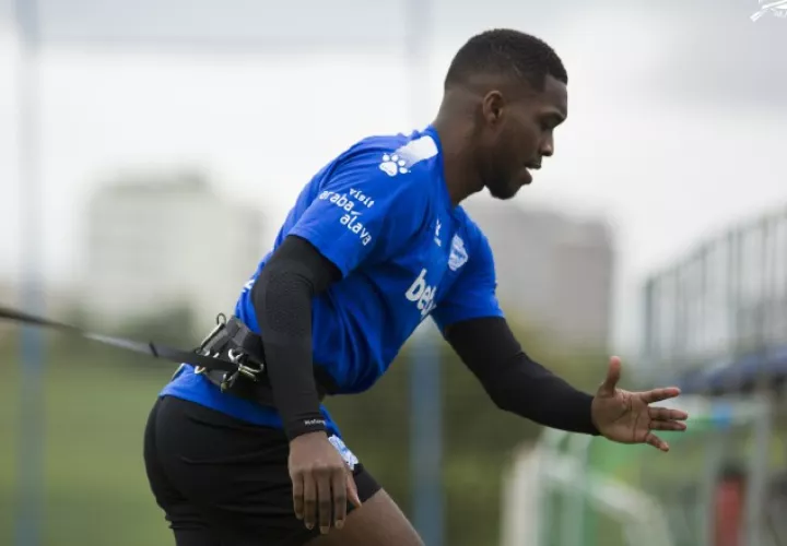 José Luis "Pumita" Rodríguez estuvo en la banca. Foto:@Alavés