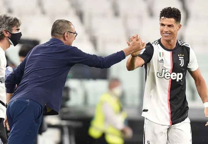 Cristiano Ronaldo festeja uno de sus goles con el técnico Maurizio Sarri. Foto: EFE