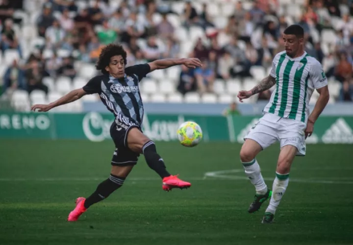 Adalberto 'Coco' Carrasquilla (izq.) durante un partido del Cartagena.  Foto@Cartagena_efe