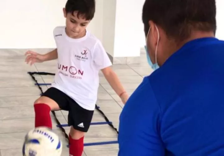 Trabajo a domicilio con niños guardando normas sanitarias. Cortesía