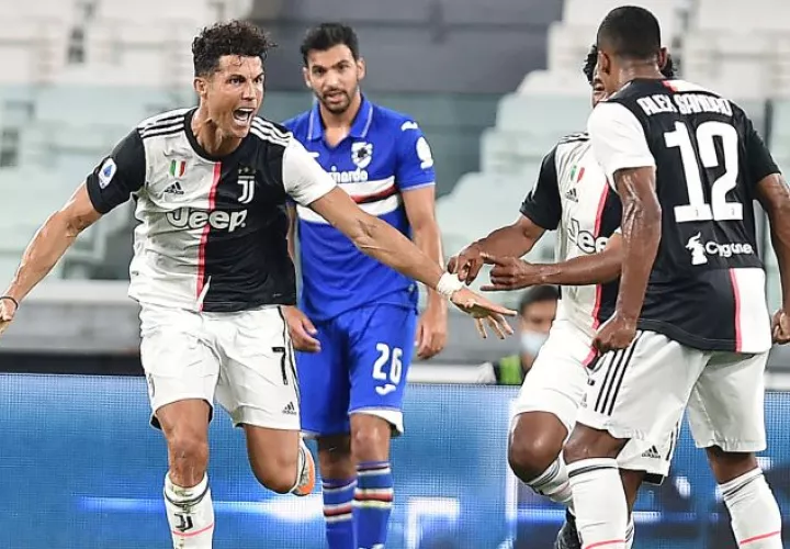 Cristiano Ronaldo  ya pudo celebrar su tercer trofeo italiano, tras la Serie A y la Supercopa del año pasado.  EFE