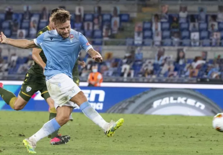 Ciro Immobile de la Lazio patea el balón en el partido contra el Brescia. Foto:EFE