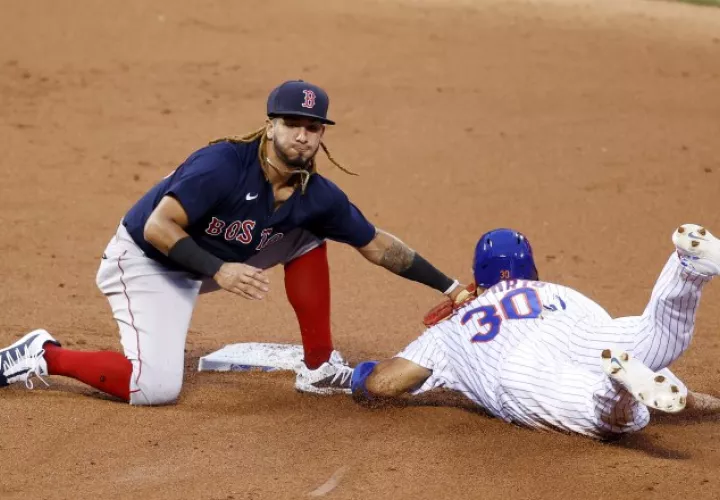El panameño Jonathan Araúz de Boston intenta sacar al corredor Michael Conforto de os Mets en la segunda  base. Foto:EFE