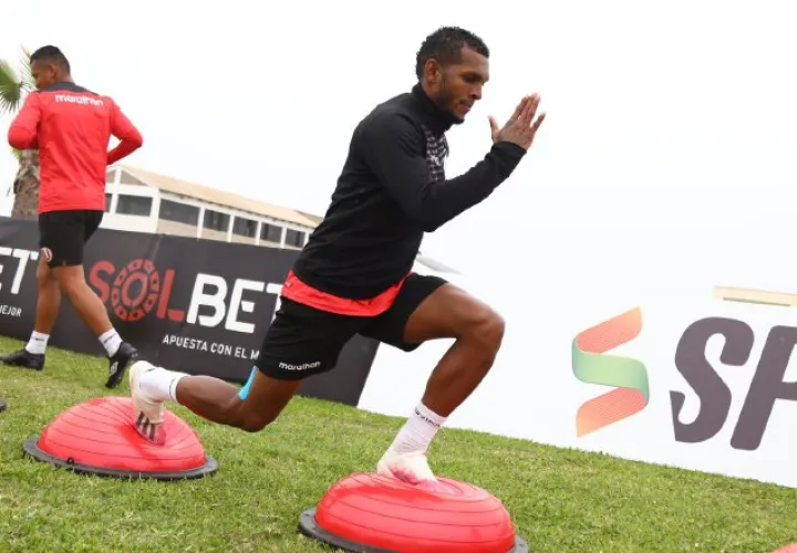 Alberto "Negrito" Quintero en los entrenamientos de pretemporada de Universitario. Foto:@Universitario