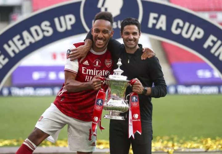 Arteta y Aubameyang celebran el título.