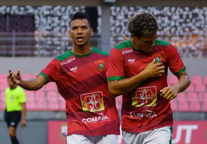 Gabriel 'Loco' Ávila (der.) se recupera de una lesión de meniscos. @Atlchiriqui