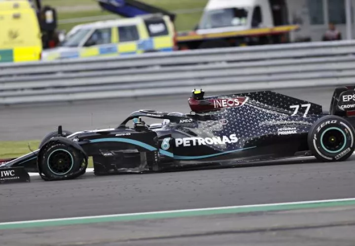 El piloto británico  Lewis Hamilton terminó con una rueda pinchada durante el Gran Premio Gran Bretaña. Foto:EFE