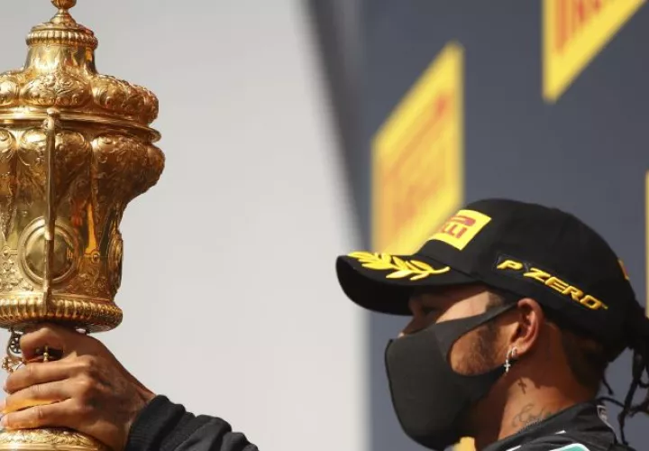 Hamilton con el trofeo como ganador del GP de Gran Bretaña. Foto:EFE