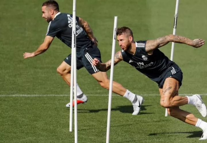 Los jugadores del Real Madrid; Dani Carvajal (izq.) y Sergio Ramos (der) en los entrenamientos. Foto:EFE