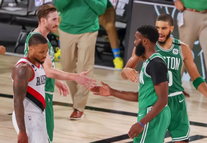 Jayson Tatum (der.) saluda a Jaylen Brown de los Celtics.  Foto:EFE