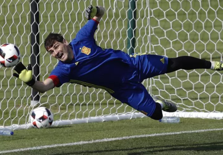 El portero Iker Casillas anunció su retirada del fútbol. Foto:EFE