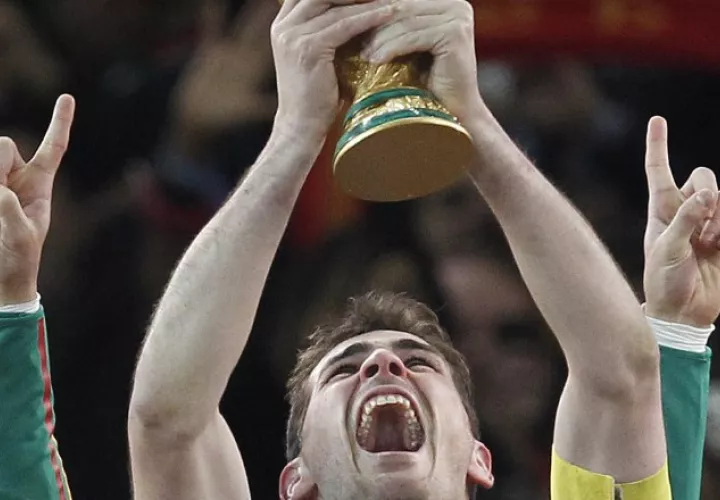 Iker Casillas levanta el trofeo como campeón del mundo. Foto:EFE