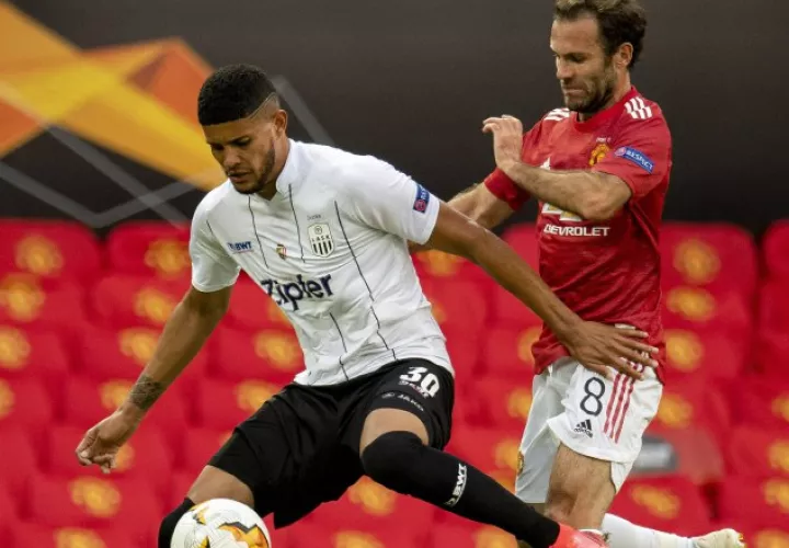 El panameño Andrés Andrade del Lask Line de Austria cubre el balón ante  Juan Mata del Manchester United. Foto:EFE