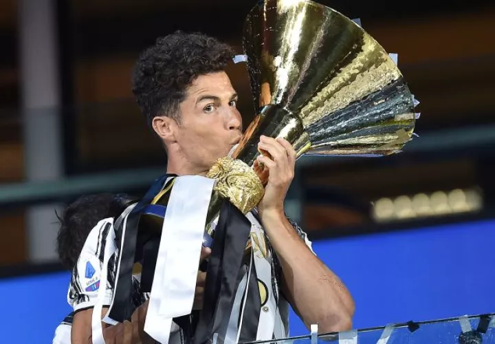 Cristiano Ronaldo de la Juventus dio un beso al trofeo como campeón de la Serie A en Italia. Foto:EFE