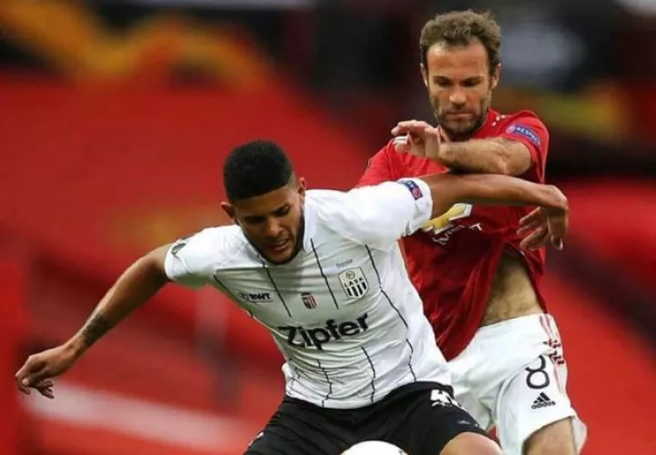 Andrés Andrade protege el balón ante el acecho de Juan Mata del Manchester United. Foto: Instagram