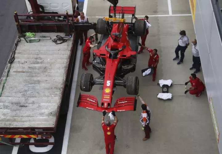 Los mecánicos levantan el automóvil dañado de Sebastian Vettel a un camión durante la segunda sesión de práctica del GP 70 Aniversario de Fórmula Uno en Gran Bretaña. Foto:EFE