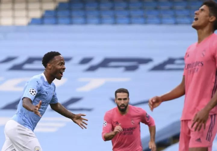 Varane (der.) lamenta su error, mientras Sterling  del Manchester City festeja su gol. Foto.EFE