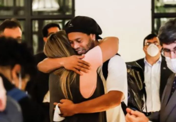 Ronaldinho es saludado por una amiga. Foto:EFE