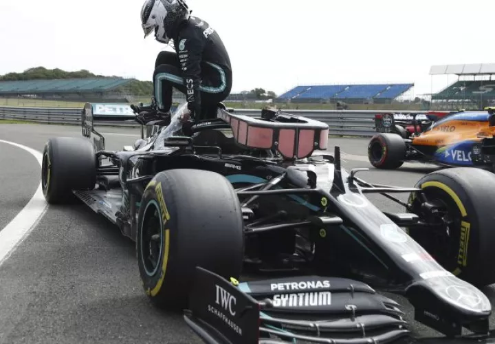 El piloto finlandés Valtteri Bottas, sale de su coche después de conseguir la 'pole position' durante la sesión de clasificación del Gran Premio del 70 Aniversario de F1. Foto:EFE