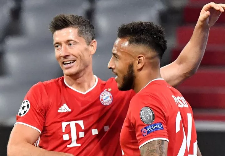 Lewandowski (izq.) goleador del Bayern Foto:EFE