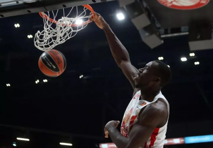 Michael Ojo en un partido contra la Estrella Roja. Foto: EFE