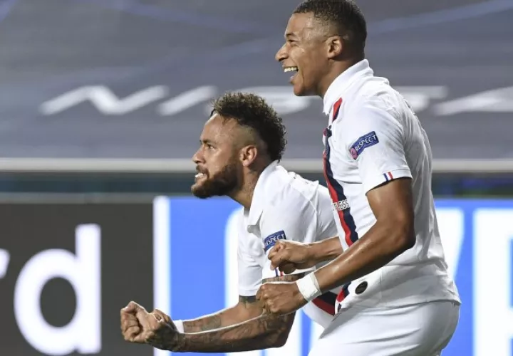  Neymar. (izq.) y Mbappé  festejan Foto:EFE