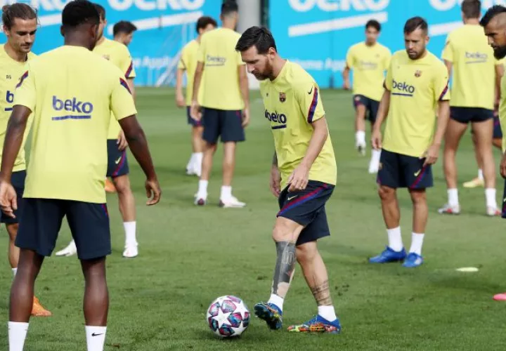 Messi (centro) en los entrenamienyos del Barcelona con  miras al partido contra Bayern. Foto:EFE