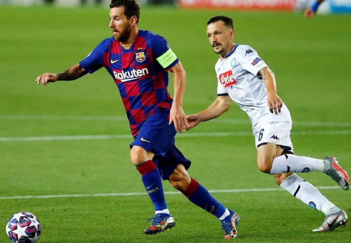 Messi  del Barcelona ¿ (izq.) conduce el balón. Foto:EFE