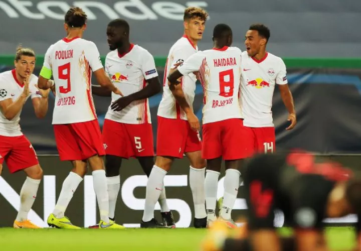 Jugadores del Leipzig fstejan la clasificación Foto:EFE