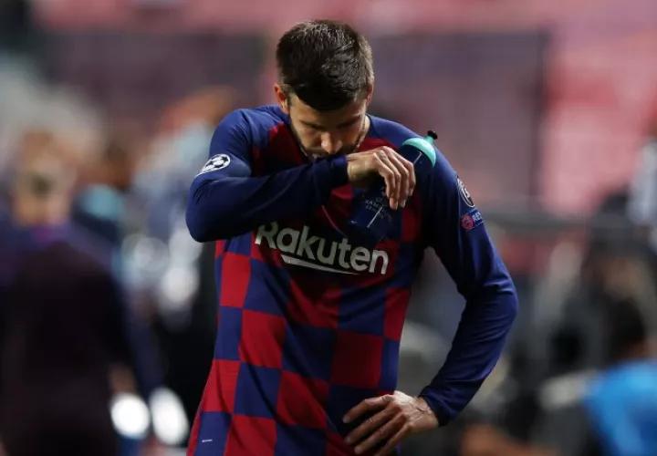 Gerard Piqué del Barcelona llora la goleada del Barcelona ante el Bayern. Foto:EFE