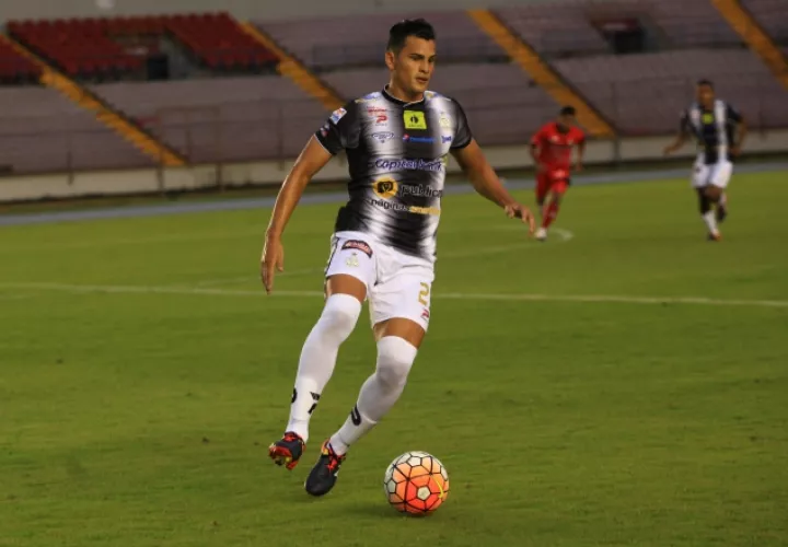Jan Carlos Vargas, defensa central del Tauro. Foto: Anayansi Gamez