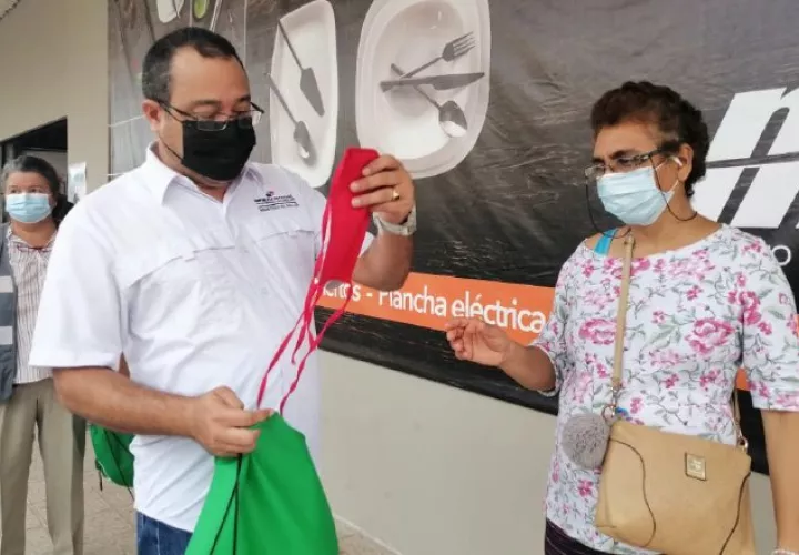 En medio de la apertura, personal de Salud  entregó mascarillas,  gel alcoholada e información sobre la nueva normalidad. Minsa.