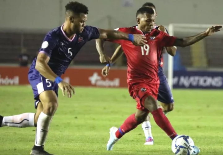 Alberto 'Negrito' Quintero (rojo) en el partido ante Bermudas. Foto: Fepafut
