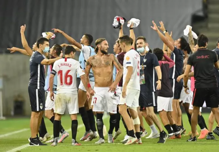 Jugadores del Sevilla entrenan Foto:EFE