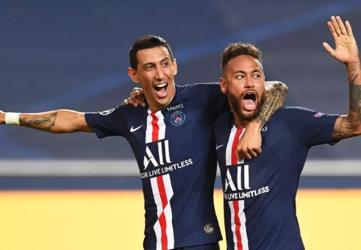 Ángel Di María festeja con Neymar el segundo gol del PSG. Foto:EFE