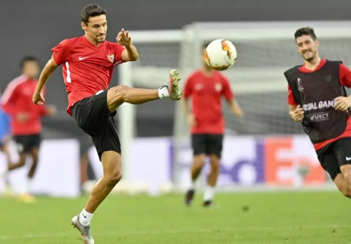 Jesús Navas (izq.) en los entrenamientos del Sevilla. Foto:EFE