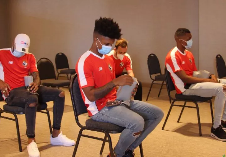 Lo jugadores recibieron un charla de protocolo para la COVID-19. Foto: Fepafut