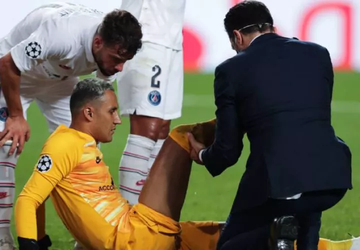 El portero Keylor Navas que se lesionó en los cuarto de final de la Champions, entrenó con normalidad ayer con el PSG. Foto:EFE