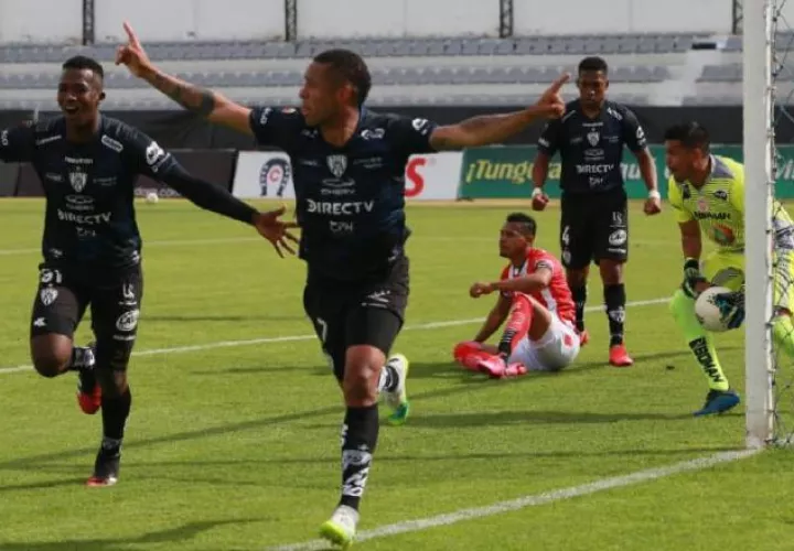 Gabriel Torres festeja uno de sus goles. Foto:@