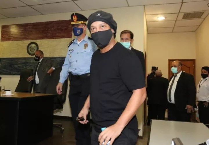 Ronaldinho estuvo detenido seis meses. Foto:EFE