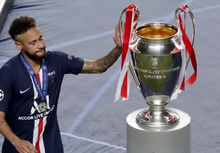 Neymar toca el trofeo, luego de perder la Champions. Foto:EFE