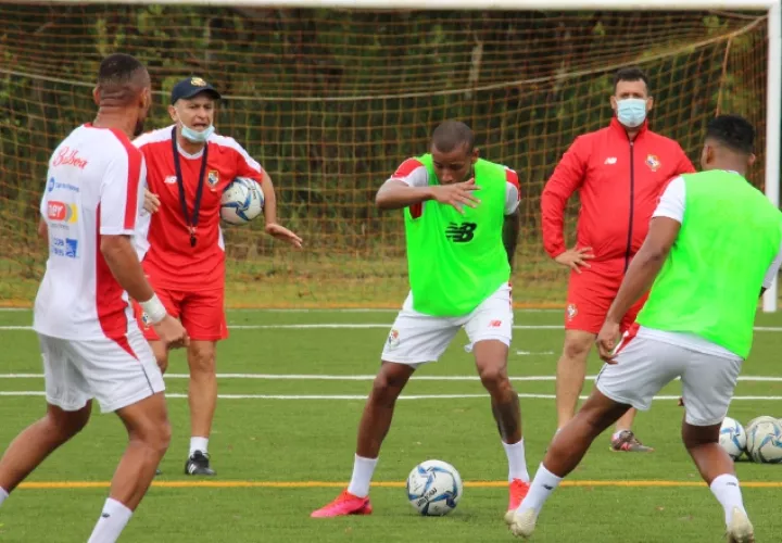 Alfredo Stephens en los entrenamientos del seleccionado mayor. Foto:Fepafut
