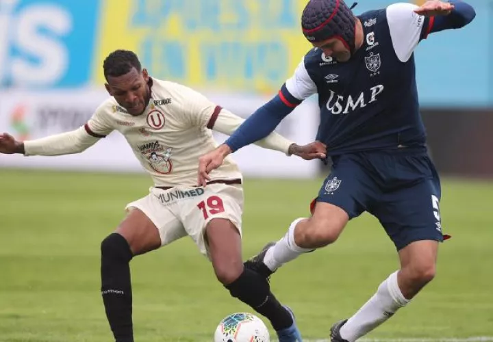 Alberto Quintero (izq.) en el partido de Universitario. Foto: @Universitario